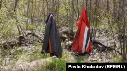 Чоловіки показали місце, де лежав труп вбитого чоловіка. Саме цими куртками він був накритий