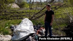 Богдан Гаркуша стоїть на місці, в якому, каже, разом із своїми друзями утримувався просто неба російськими військовими