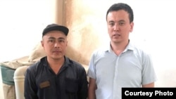 Осужденный блогер Отабек Саттори (слева) с заместителем председателя общества прав человека «Эзгулик» Бекзодом Нурматовым.