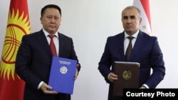 Башкы прокурор Курманкул Зулушев  менен Тажикстандын башкы прокурору Юсуф  Рахмон. 27-май. 2022-жыл.  Баткен шаары
