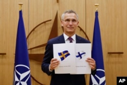 Генеральный секретарь НАТО Йенс Столтенберг с заявками Швеции и Финляндии на вступление в Североатлантический союз. Финская заявка уже удовлетворена, шведская еще ждет своего часа