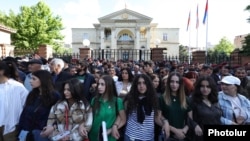 Armenia - Opposition supporters demonstrate outside the presidential palace in Yerevan, May 25, 2022.