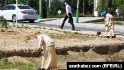 Aşgabatda arassaçylyk işleri geçirilýär. Maý, 2022 ý.
