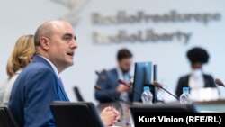 Жейми Флай "Эркин Европа/Азаттык радиосунун" кеңсесиндеги жыйындардын биринде.