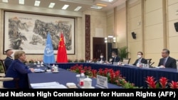 БУУнун Адам укуктары боюнча башкы комиссары Мишель Бачелет менен Кытайдын тышкы иштер министри Ван Инин жолугушуусу. 23-май, 2022-жыл.