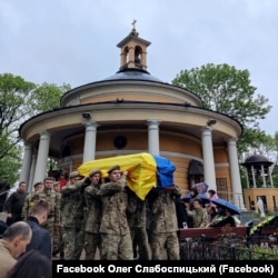 Прощання із Денисом Антіповим на Аскольдовій могилі у Києві. 18 травня 2022 року