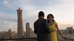 Молодая пара наслаждается летним закатом возле минарета Калян в Бухаре в 2015 году.