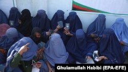 شماری از خانم‌ها که در شهر جلال آباد چشم به راه دریافت ویزه اند