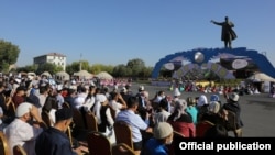 Ош шаарынын борбордук аянтында уюштурулган жергиликтүү ышкыбоздордун маданий концерттик программасы. 26-сентябрь, 2021-жыл. 