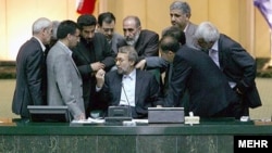 Иран парламентінің спикері Әли Лариджанидің (отыр) жанына жиылған депутаттар. Тегеран, 2 қыркүйек 2009 жыл. 