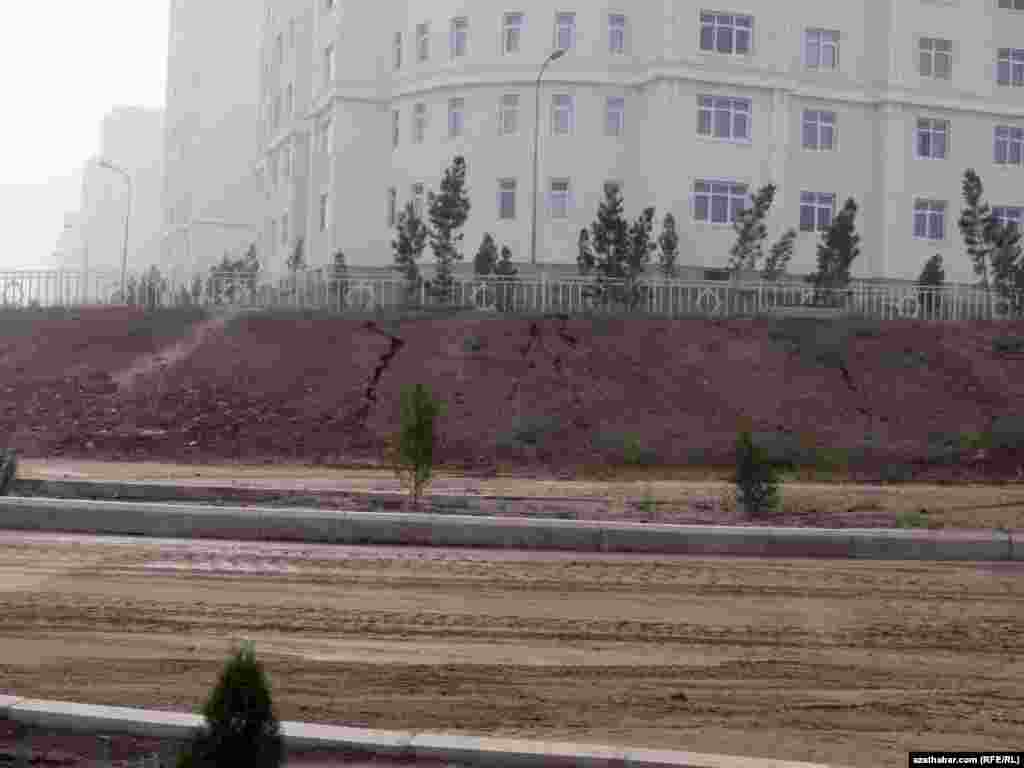 После недавних ливней на дорогах Ашхабада образовались трещины&nbsp;&nbsp;