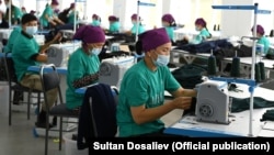 Кыргызстандагы тигүү ишканасынын кызматкерлери. Архивдик сүрөт.