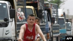 Велосипедист движется, в то время как весь остальной транспорт стоит в пробке