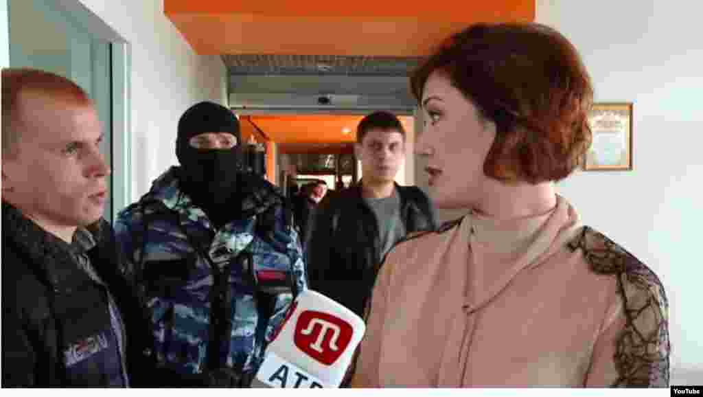 Тентү үткәрүчеләр канал мөдире Эльзара Ислямовага журналистларга соңгы вазгыятьне аңлатырга мөмкинлек бирми.