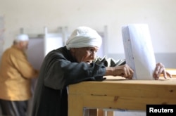 Каһирәдә бер мисырлы тавыш бирә