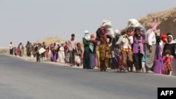 Տեղահանված եզդիները Իրաքի և Սիրիայի սահմանի Ֆիշխաբուր անցակետի մոտ, 13-ը օգոստոսի, 2014թ․ 