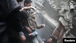 Бомбалоодон жабыркагандарга жардам берүү  учуру. Чыгыш Гутанын Дума шаарчасы. 22-февраль, 2018-жыл. 