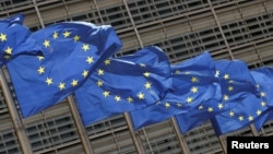 Եվրամիության դրոշները Բրյուսելում Եվրահանձնաժողովի կենտրոնակայանի դիմաց, արխիվ