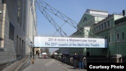 Мариинка перебросилась через Крюков канал. Снимки Татьяны Вольтской