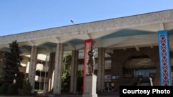  Кыргыз-Орус Славян университетинин башкы имараты