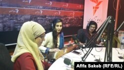 از راست به چپ: شفیقه بشارت شاعر و نویسنده، فضیله ضمیر رباب نواز و عفیفه ساکب خبرنگار رادیو آزادی در کابل. August 12 2019