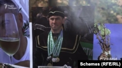 Руслан розповів журналістам, що займається виноробством вже понад десять років