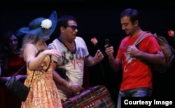 Musiqili teatrda tamaşa.