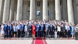 Өкмөттө иштегендердин беткапсыз түшкөн бул сүрөтү сынга кабылды.