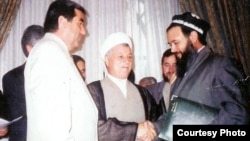 Рафсанджани (в центре) с президентом Таджикистана Эмомали Рахмоном и лидером таджикской оппозиции Саидом Абдуллои Нури