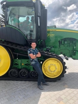 Агроном Світлан Федченко біля трактора у господарстві підприємства «Агропартнер-1», де працює молодий агроном