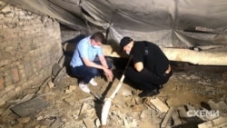 Михайло Ткач (праворуч) та співробітник Нацполіції на горищі в будинку журналіста