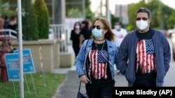 АКШда добуш берүүгө бара жаткан жарандар.