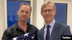 Звільнений ветеран Майкл Вайт (ліворуч) зі спеціальним представником США з питань Ірану Брайаном Гуком