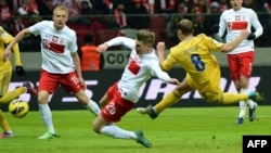 Один із героїв березневого матчу з поляками Роман Зозуля (на фото він у жовтій формі забиває гол) ледь не став антигероєм у Подгориці