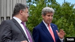 Президент Украины Петр Порошенко и госсекретарь Джон Керри во время встречи в Киеве 7 июля 
