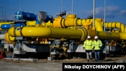 Вработените шетаат низ градилиштето на мерната станица за гас, дел од гасоводот што ги поврзува Бугарија и Грција во близина на селото Малко Кадиево