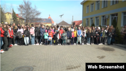 "Перший дзвоник" в окупованій Волновасі. 12 квітня 2022 року. Неподалік відбуваються активні бойові дії