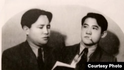 Кырыз эл акыны Муса Жангазиев жана Байдылда Сарногоев. Сүрөт Б.Сарногоевдин үй-бүлөлүк архивинен.