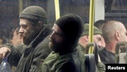 “Азовсталдын” аймагынан чыгарылган украин аскерлери.