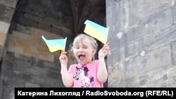 «Зупинити Путіна. Зупинити війну»: тисячі українців вийшли на марш у центрі Праги (фотогалерея)
