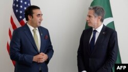 انتونی بلینکن وزیر خارجه ایالات متحده امریکا (راست) حین صحبت با بلاول بوتو زرداری همتای پاکستانی‌اش - عکس از آرشیف