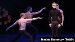 Расследование указало, что прославленный российский танцор Игорь Зеленский (справа) стал отцом внучки Путина.