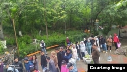 Ош шарынын борбордук бөлүгүндө сууга кезек күткөндөр. 22-май. 2022-жыл