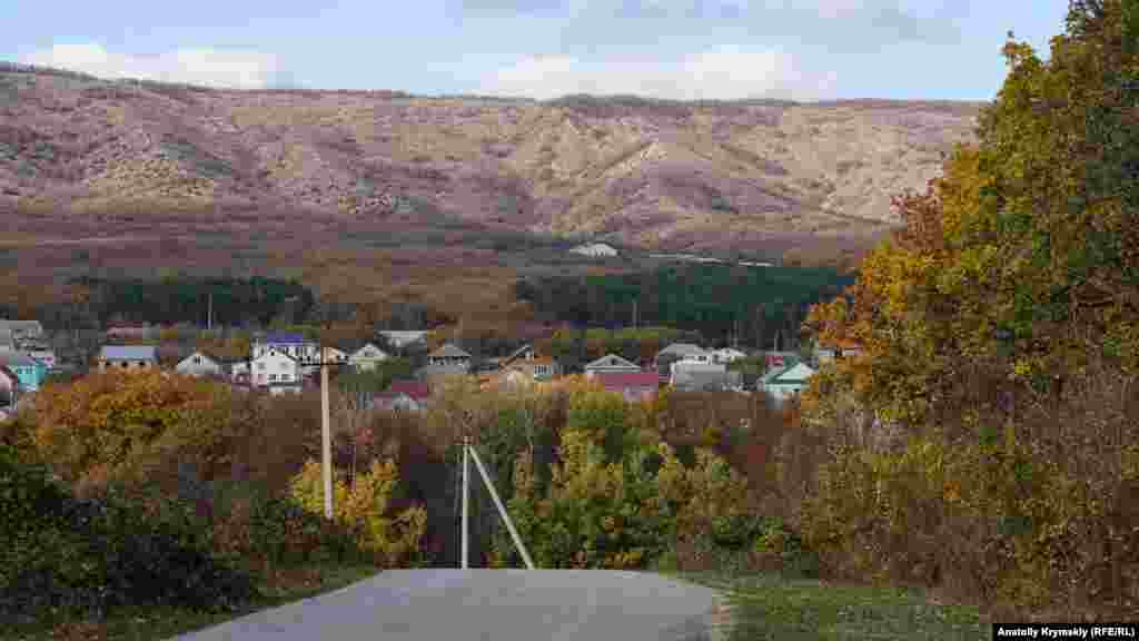 Чоловічий монастир Вірменської апостольської церкви Сурб-Хач (Святий Хрест) розташований за три кілометри на південний захід від міста Старий Крим, в оточенні букових і дубових лісів