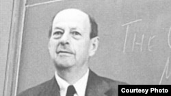 М.М. Карпович перед уходом с лекции. 30 апреля 1957. Из архива семьи Карповичей