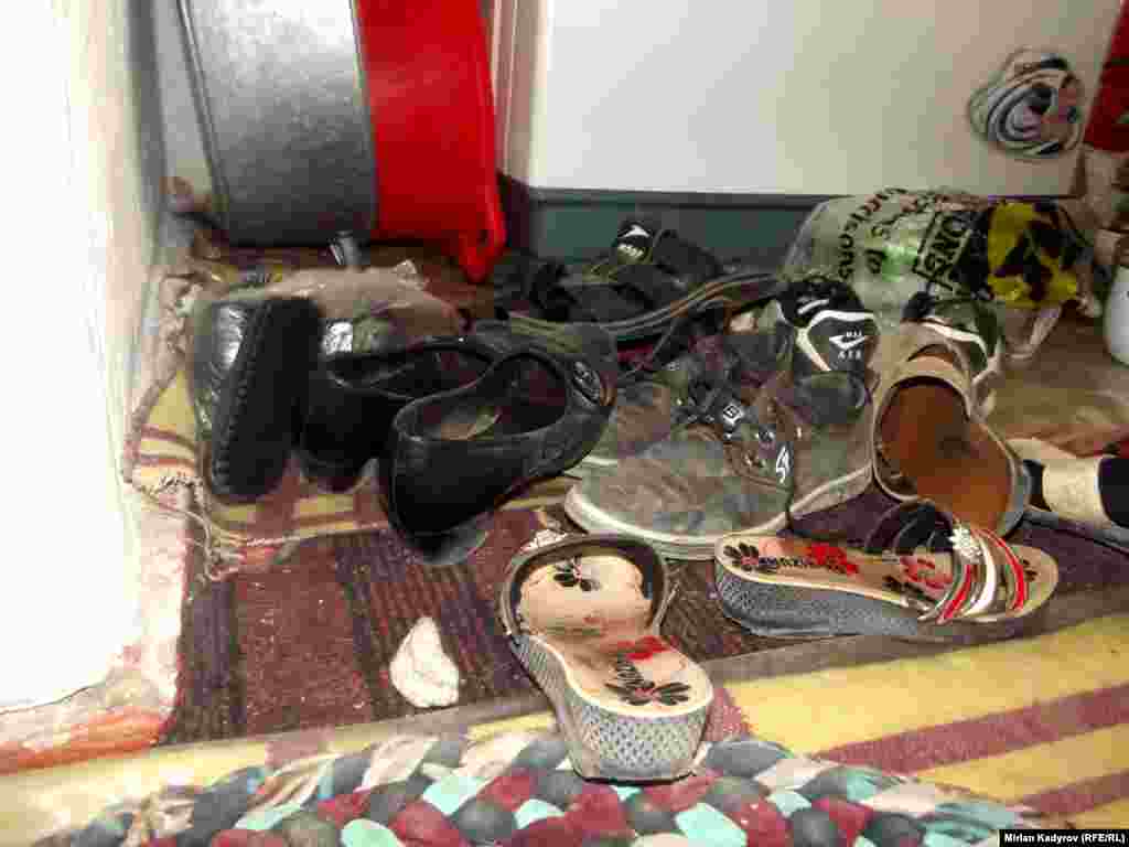 Узундугу&nbsp;алты метр, туурасы төрт метр болгон бир батирде&nbsp;он кишиге чейин жашагандар бар.