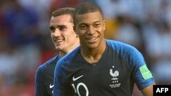 Зіркові форварди французів Антуан Ґрізманн та Кіліан Мбаппе (на передньому плані) не допомогли своїй команді перемогти боснійців