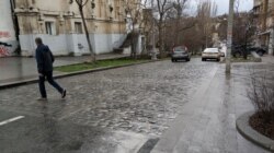 Старая брусчатка на улице Шмидта у католического костела