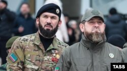 Магомед Даудов (ліворуч) і Рамзан Кадиров оглядають чеченські військові підрозділи на другий день повномасштабного вторгнення Росії до України, Грозний, 25 лютого 2022 року