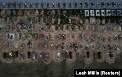 Свіжовириті могили на частині цвинтаря, де ховають загиблих українських вояків. Харків, липень 2022 року